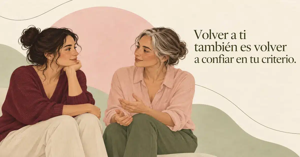 Dos mujeres adultas conversan con calma. Texto: «Volver a ti también es volver a confiar en tu criterio».